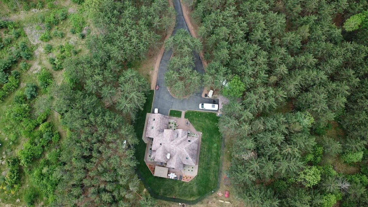 Lake Shore Estates House | Private and Peaceful- 7 Bedrooms, 4 1/2 Baths, In-law Suite, Heated Hot Tub.