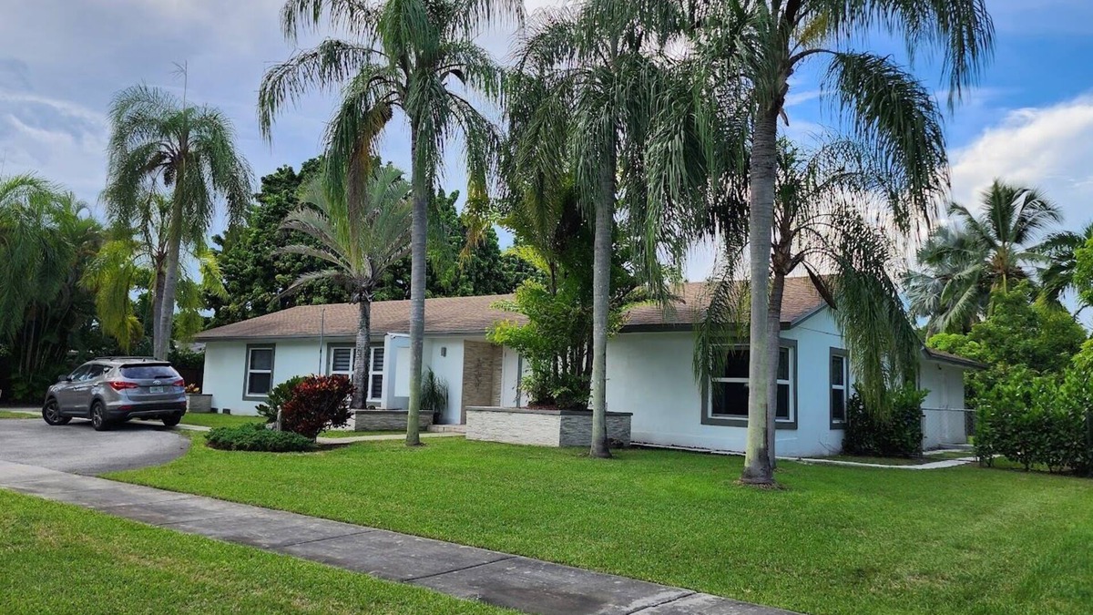 Ludlam Apartment | Private Apartment Miami Kendall near Zoo, The Falls Mall, and Miami Dade College