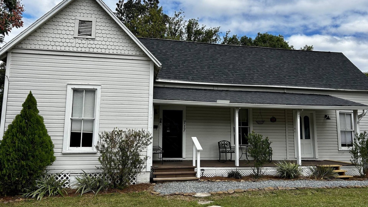 Historic District Apartment | Private apt historic downtown yr. 1892