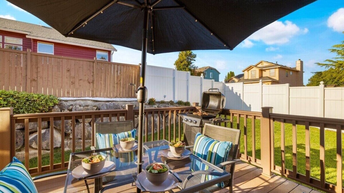 Federal Way House | Private Backyard-Central AC! Quiet Neighborhood