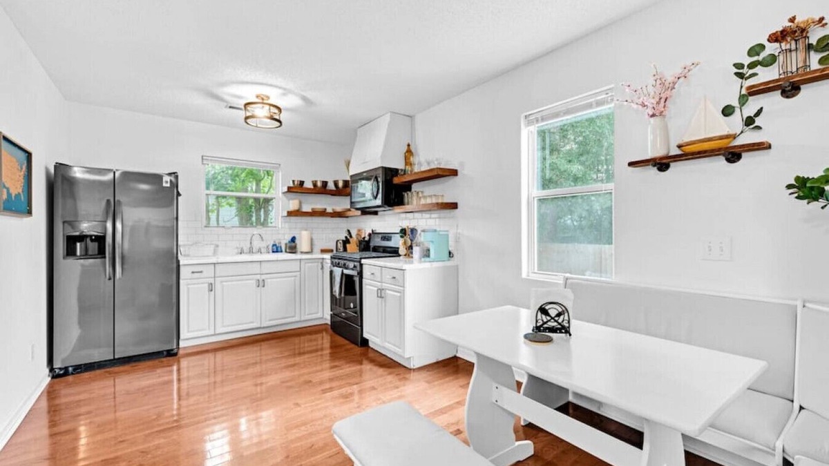 West Ashley House | Private Backyard With Fire Pit, 15 Min to Downtown