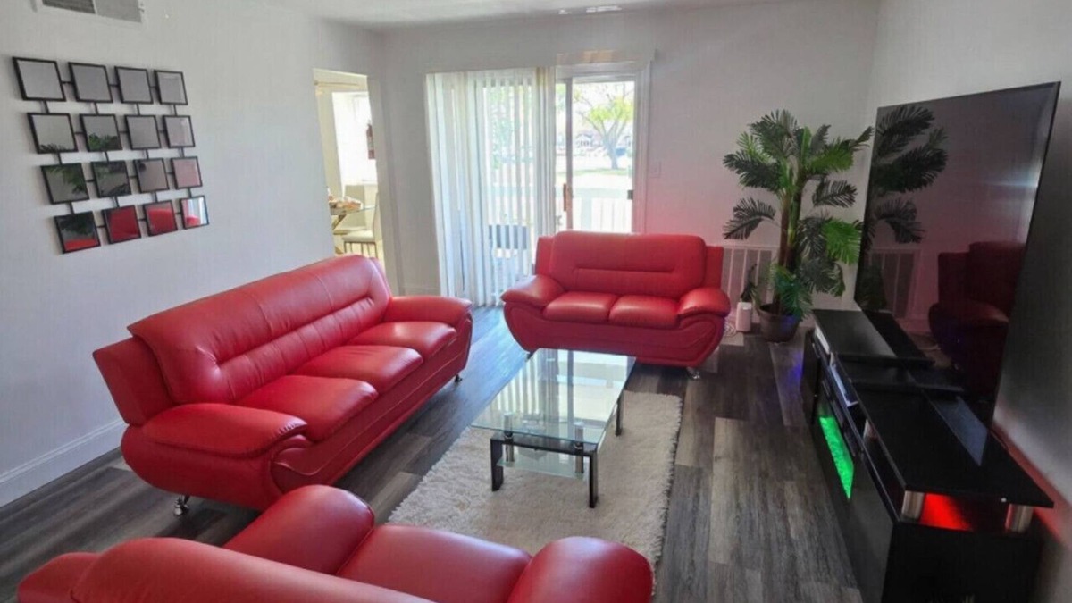 Burlington Apartment | Private Balcony-Pet Friendly -City Access -Gaming