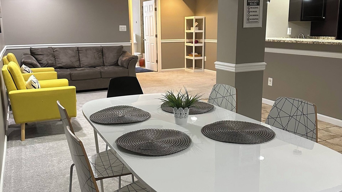 Lakeview Apartment | Private Basement Work & Travel Great Location Near Route 66 Jiffy Lube Live