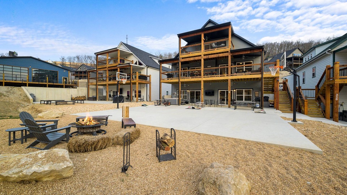 Table Rock House | Private Basketball Court/Hot Tub-Community Pools