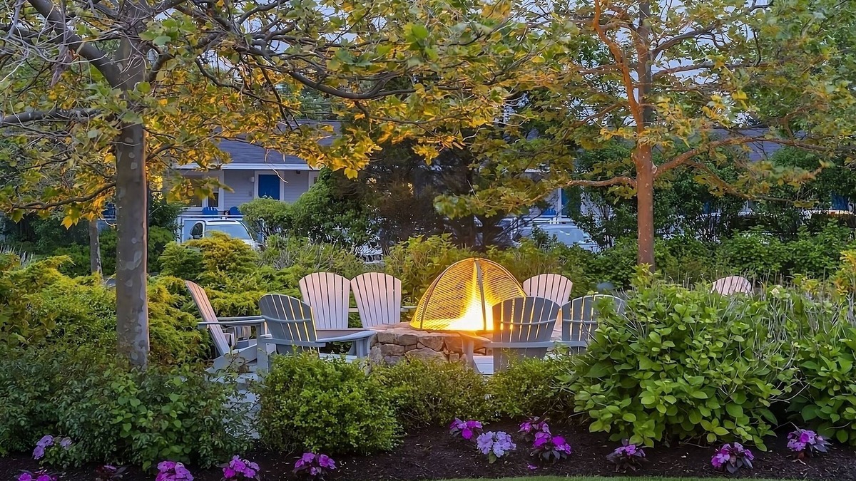 Silver Beach Hotel | Private Beach Access! Onsite Parking, Pets Allowed! Near Woods Hole Aquarium!