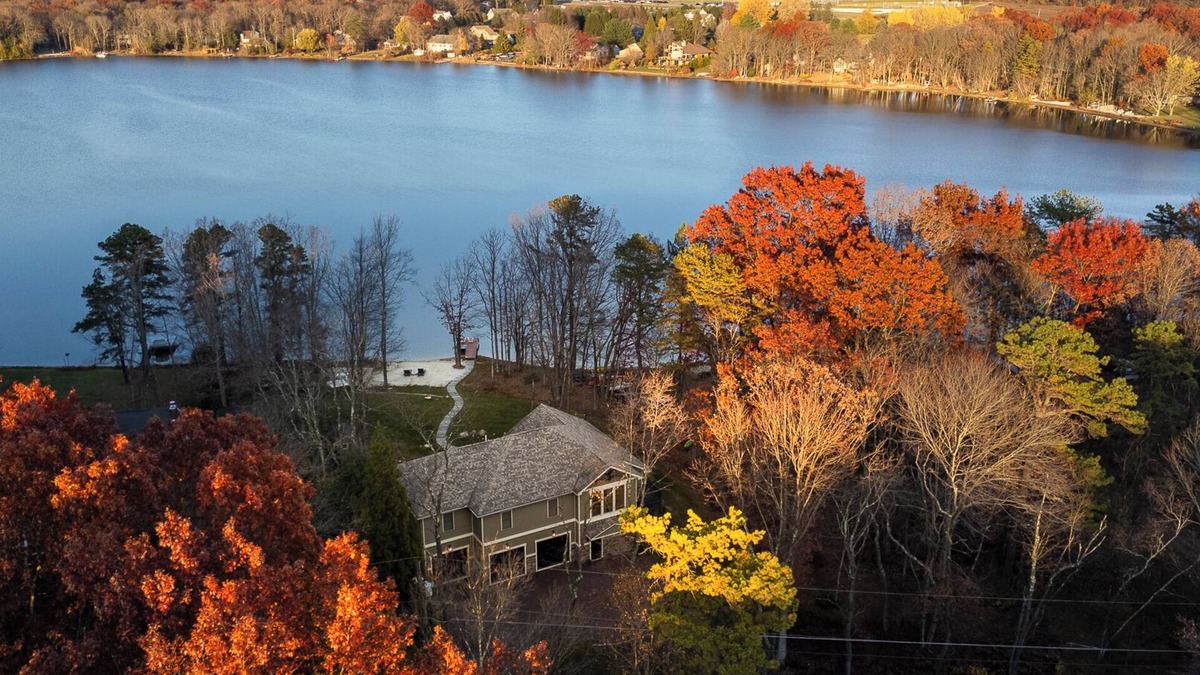 Jim Thorpe House | Private Beach & Dock, Pickleball, Kayaks, Pool table, Firepit, 240V-EV