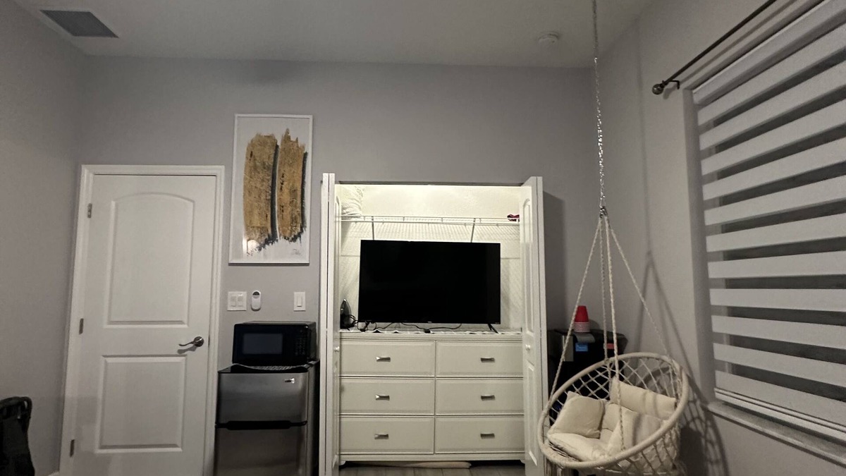 Margate House | Private bedroom and bathroom with dedicated own entrance
