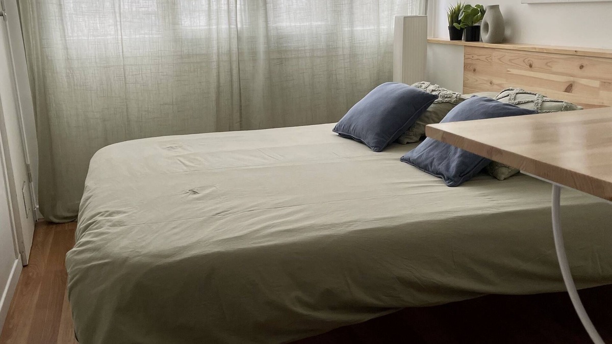 Bron Bed & Breakfast | Private bedroom plus shower room and toilet