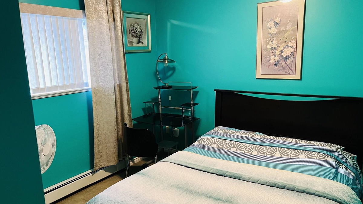 Fleetwood House | Private Bedroom Rm C/Shared bathroom .