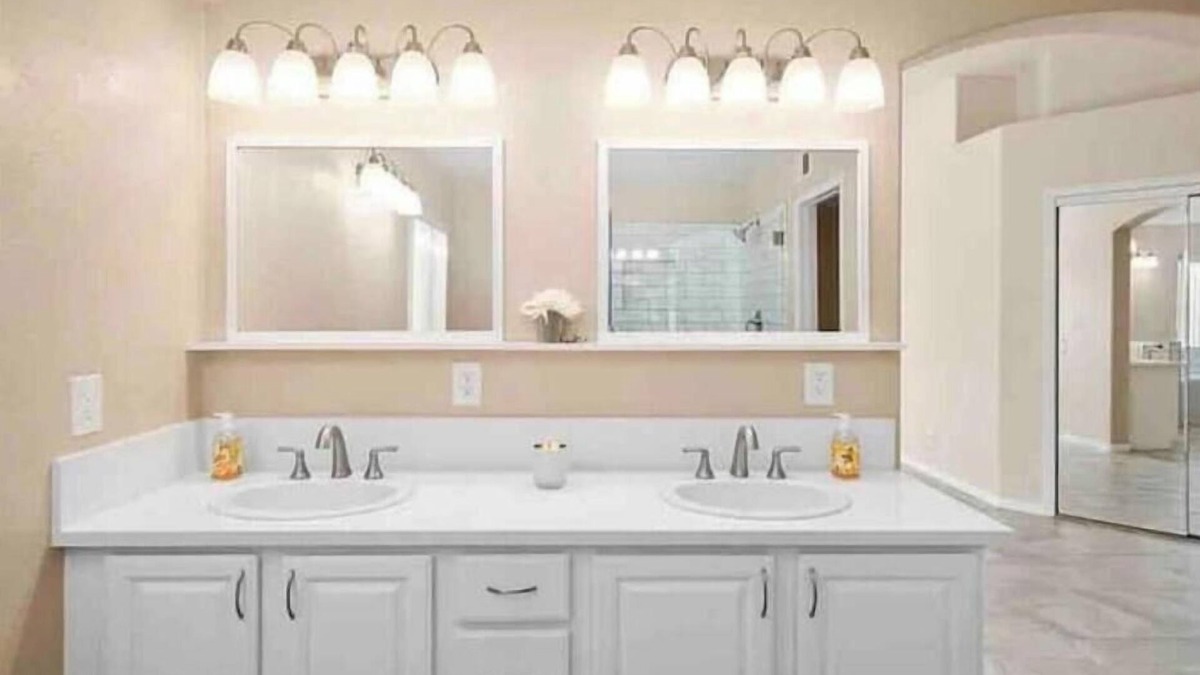 Lancaster Apartment | Private bedroom with en suite bathroom