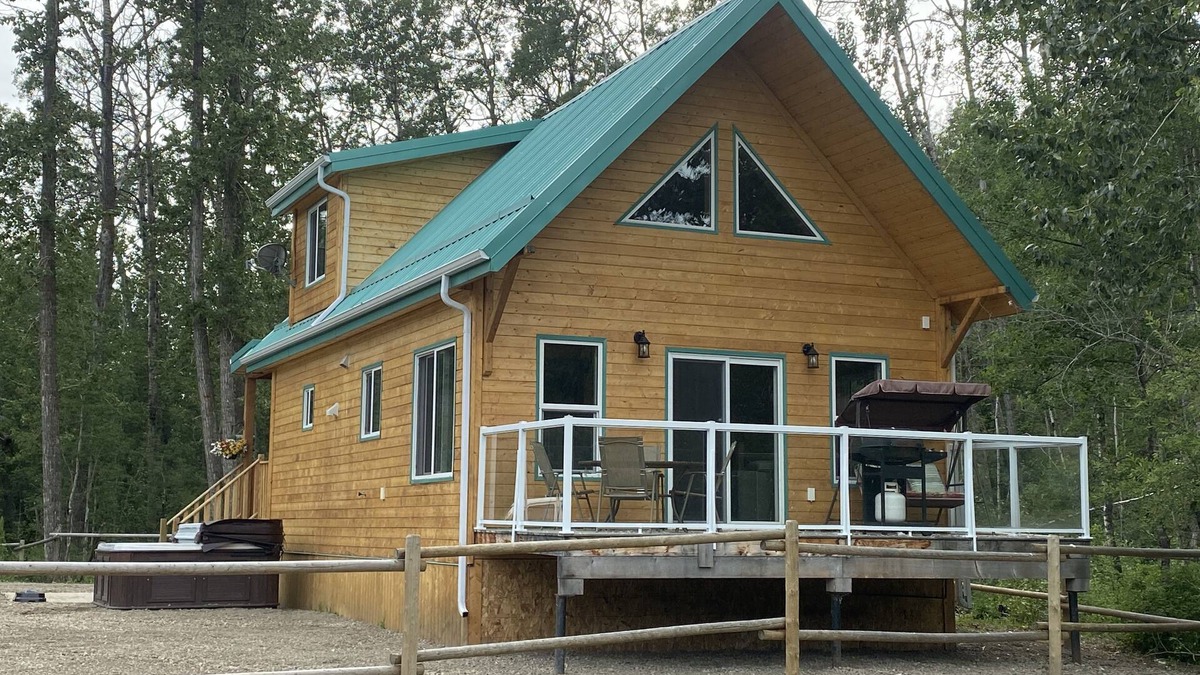 Division No. 11 Cabin | Private Cabin by the Creek- Hot tub