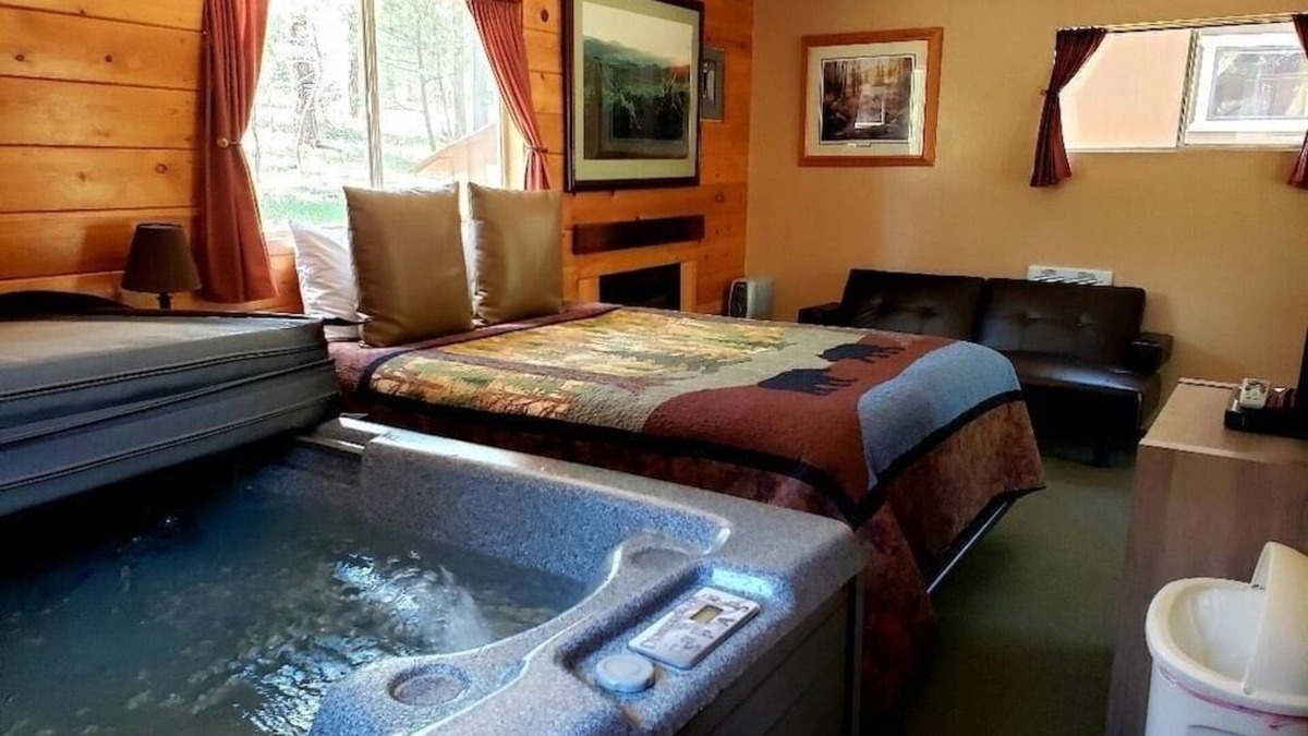 Payson Cabin | Private Cabin in the Pines– Indoor Jacuzzi, Fireplace, Kitchenette, Porch Swing.