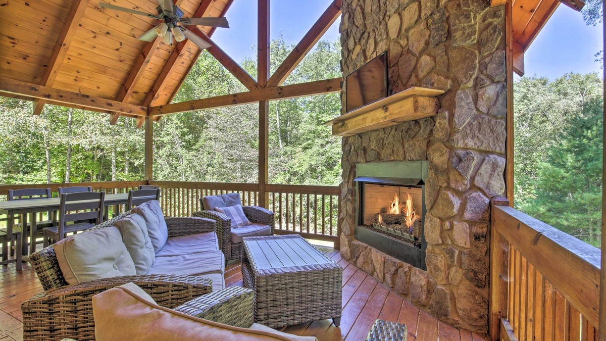 Mineral Bluff Cabin | Private Cabin w/Furnished Porch on < 3 Acres!