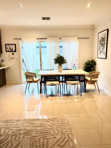 Tranmere House | Private, Central, Sunny Guest Room in Welcoming Home