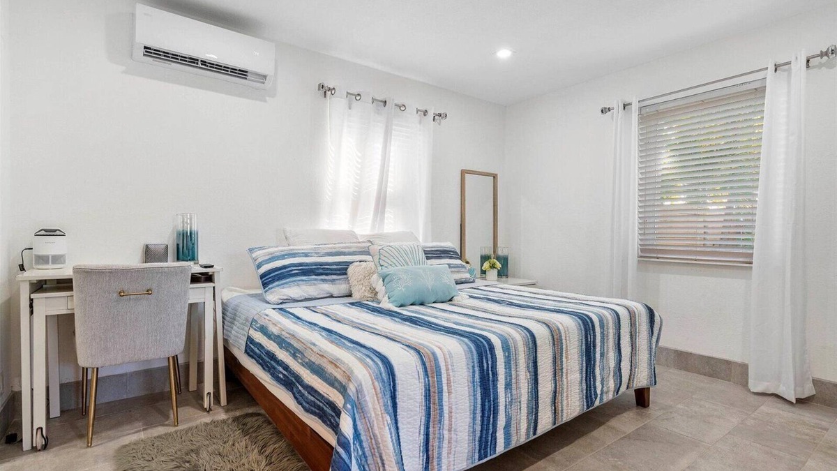 Croissant Park Cottage | Private centrally located Fort Lauderdale cottage