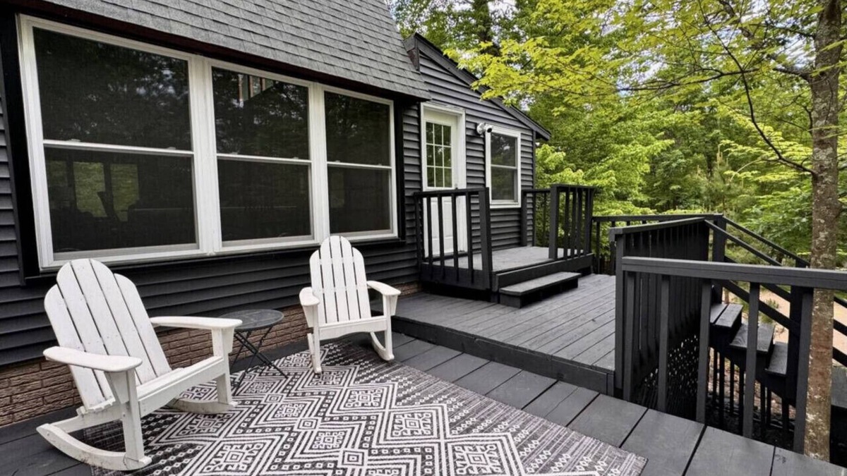 Danbury House | Private Chalet, 3 Queen beds on Trails in Voyager