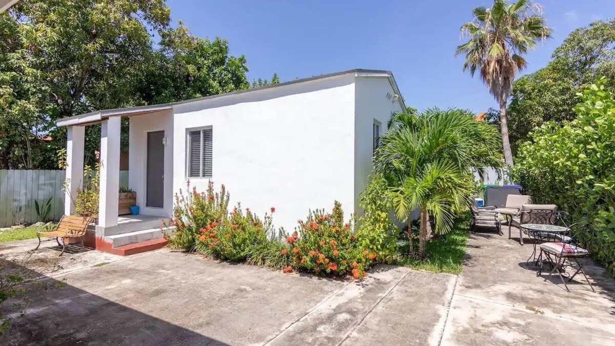 The Roads House | Private Charming Guesthouse in Little Havana