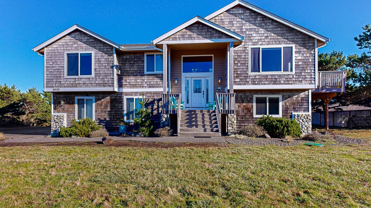 Warrenton House | Private community home with beach access, jetted tub, scenic views, & fireplaces