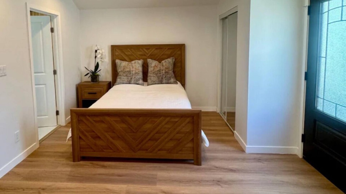Beverly Hills House | PRIVATE, COMPLETELY RENOVATED ROOMY STUDIO GUEST HOUSE WITH A SPACIOUSE YARD.