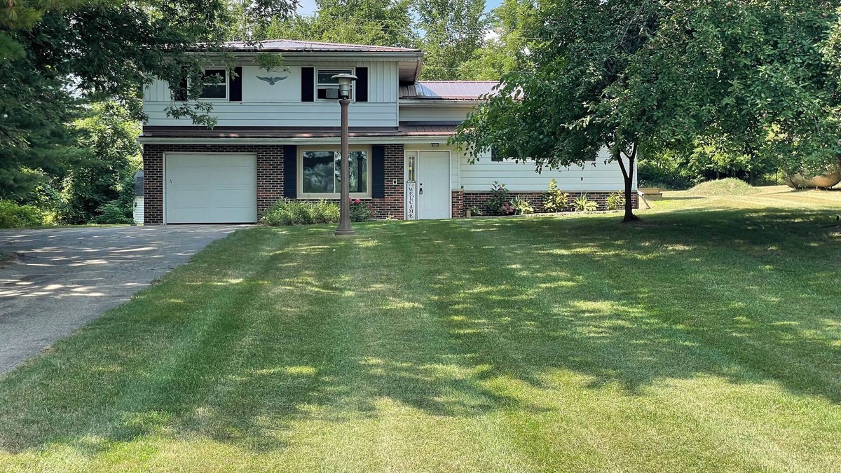 Mount Pleasant House | Private Country Retreat Near CMU & Soaring Eagle Casino Sleeps 10