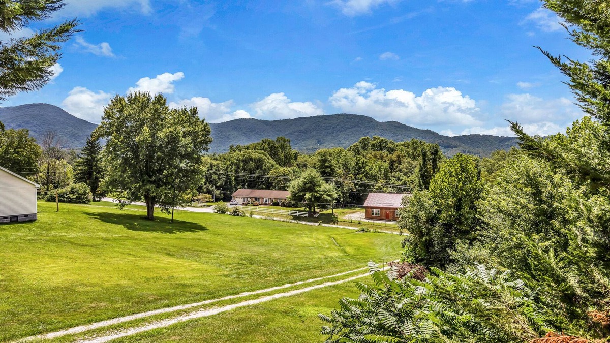 Fletcher House | Private, cozy home - Handicapped Accessible no by- with great views