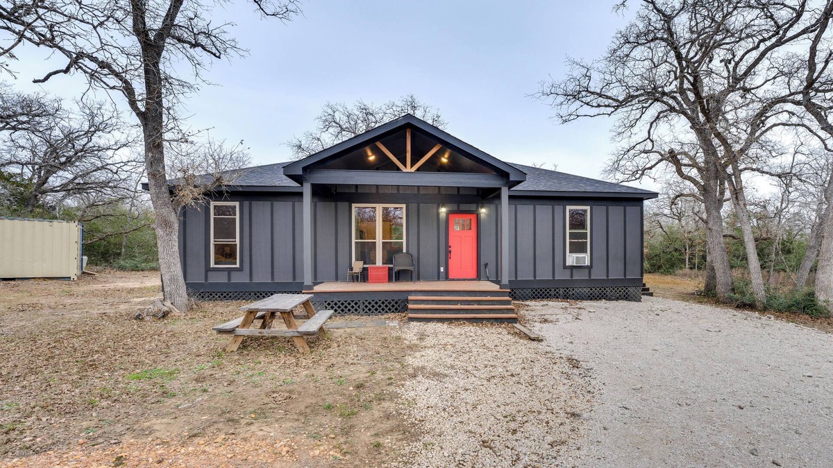 Waelder Cabin | Private Deck & Forest Setting: Waelder Cabin!