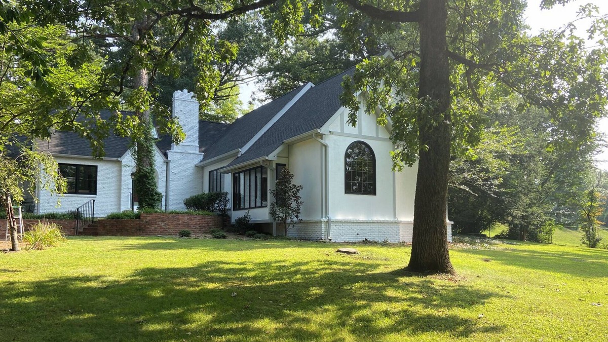 Lupton City Cottage | Private English Tudor on Signal Mnt. Close to hiking, shops, TN River & Chatt!