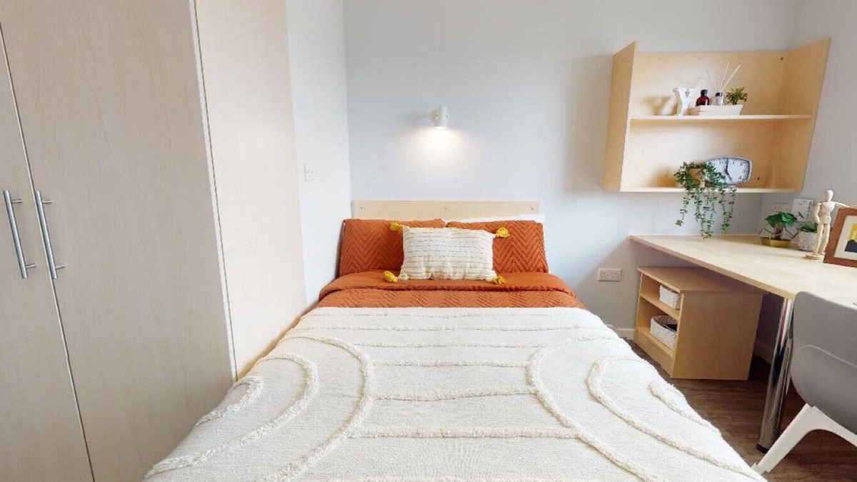 Lincoln Apartment | Private Ensuite in Stylish Apartment at Pavilions