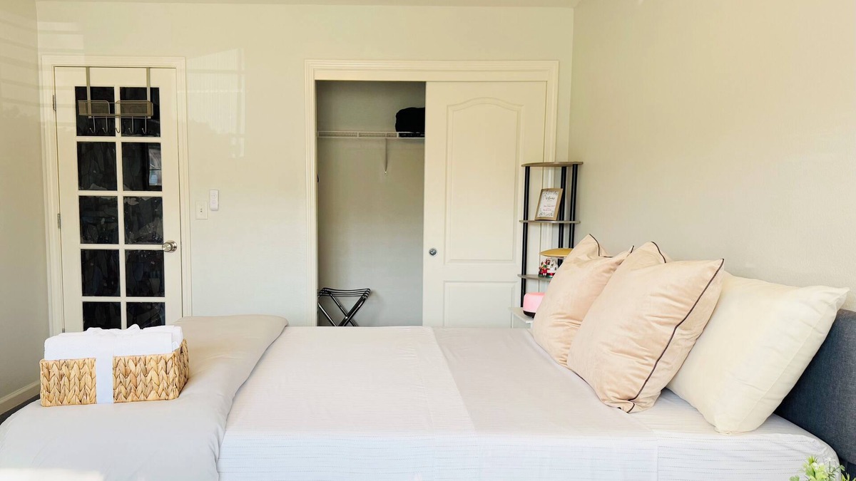 Raisin House | Private Entrance 1BR with a private Bath