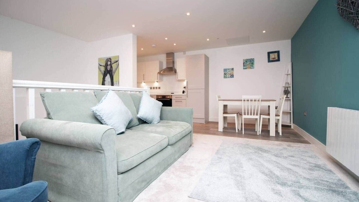 West Cliff Apartment | Private entrance Maisonette, near Beach & Bars!