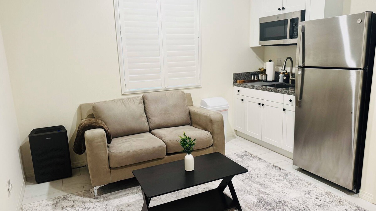 Ontario House | Private Entry Guesthouse in Ontario-Eastvale