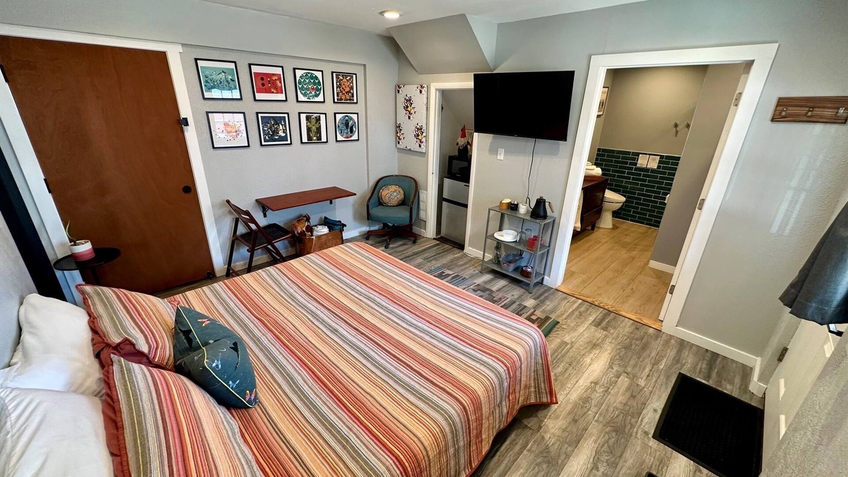 Dupont Apartment | Private Entry Modern Luxury Junior Guest Suite