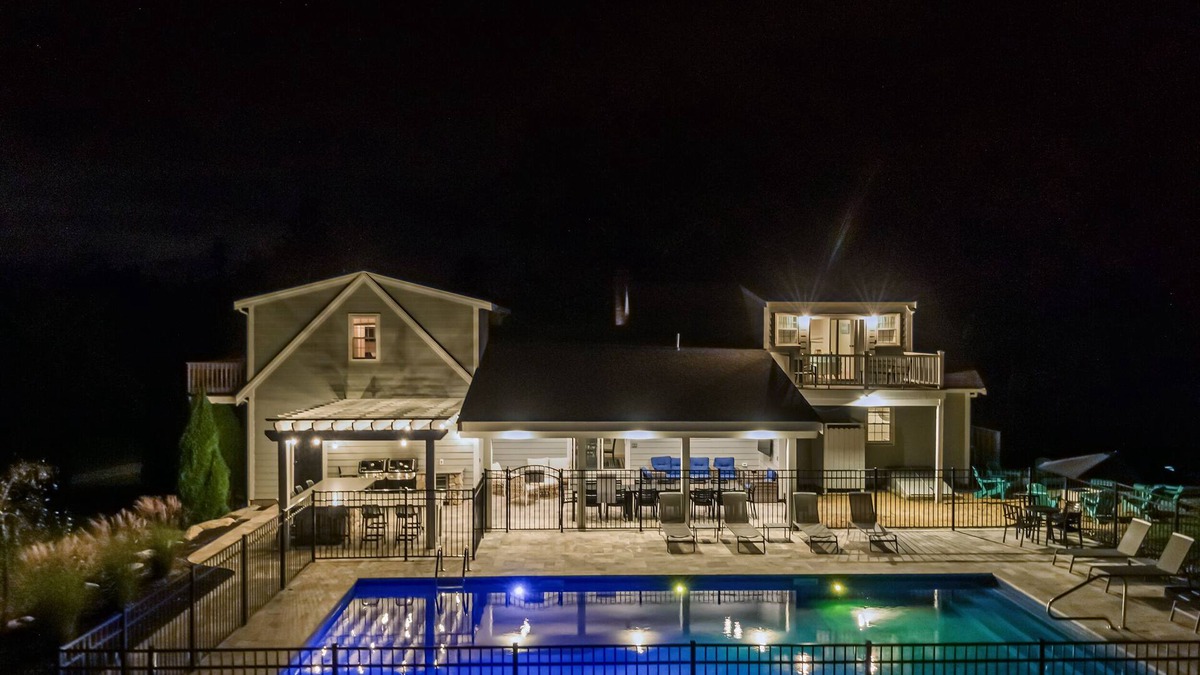 Orleans House | Private Estate, heated pool, outdoor Livingroom, kitchen, 11 bedrooms, sleeps 20