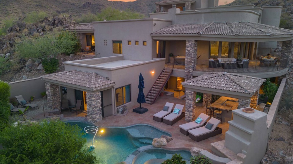 North Heights House | Private estate, insane views, minutes to Scottsdale! Groups & family paradise!