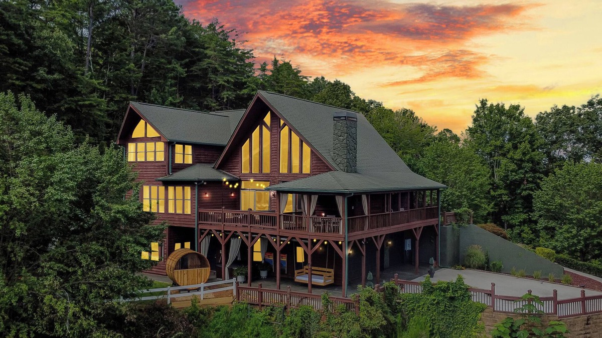 Helen House | Private estate w/hot tub, sauna, game room, theater, pickleball & epic views
