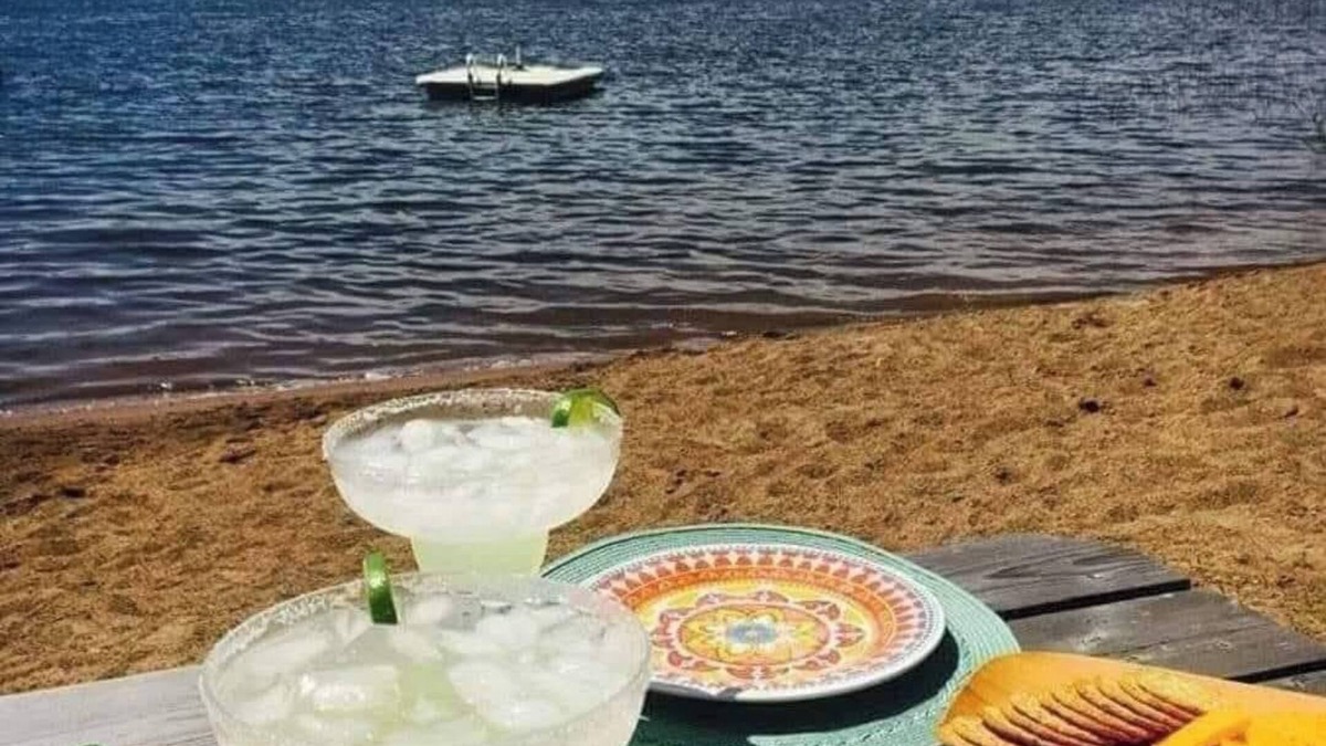 Markville Cabin | Private, Family Cabin, With Large Sandy Beach SLEEPS 12