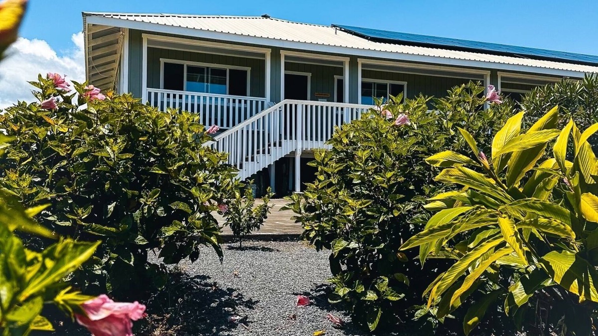 Hakalau House | Private Family House with Ocean/Mountain Views