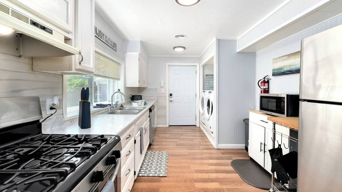 South Kansas City House | Private Feel | Monthly Stays | Fire Pit | Fast Wifi | 2 Queens | Huge Lot | Off-Street Parking