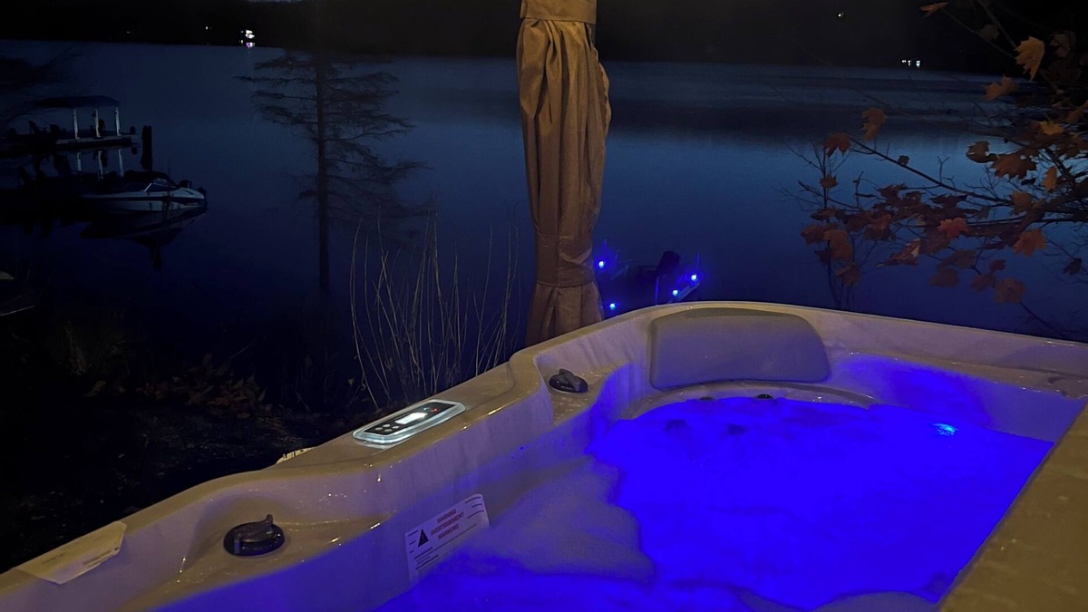 Perry House | Private Four-Season Lakefront Cottage *Hot Tub*
