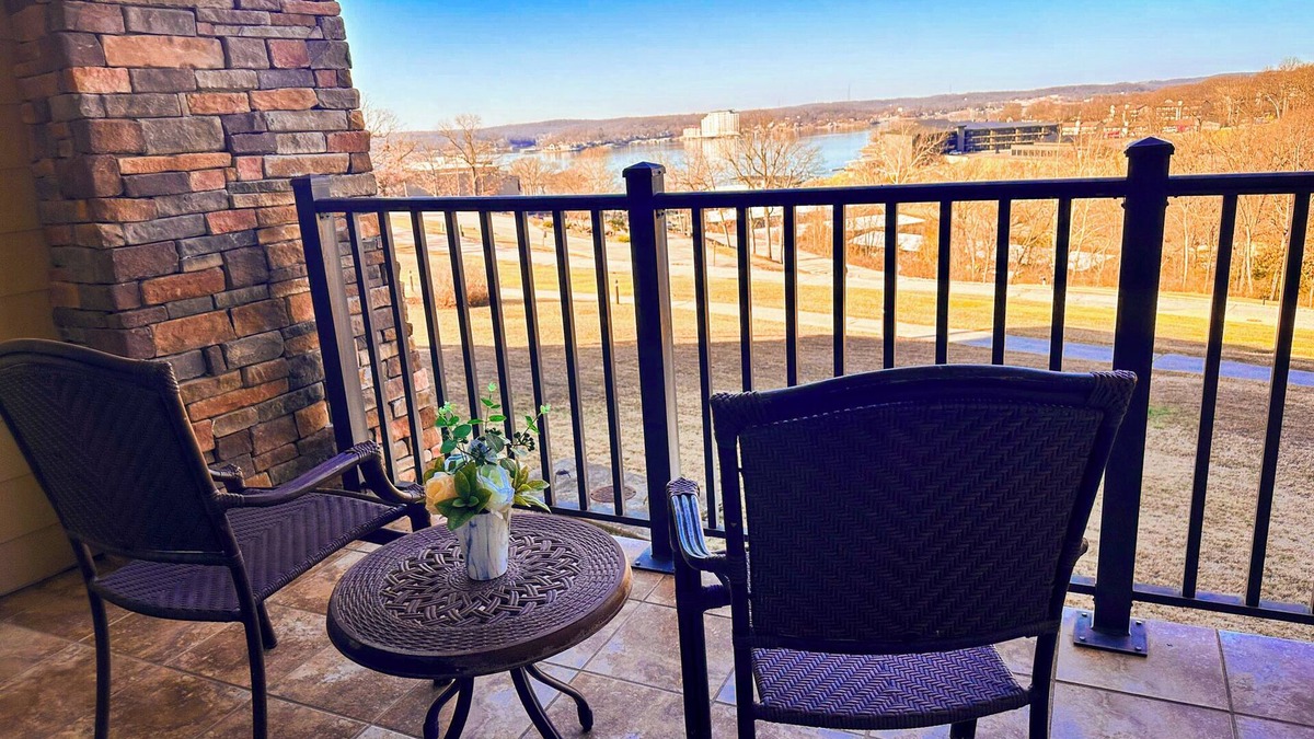 Lake Ozark Condo | Private Four Season Condo (2BED/2BATH/2 Balconies-Pool, Hottub, Golf, Spa, Marina-6PP)