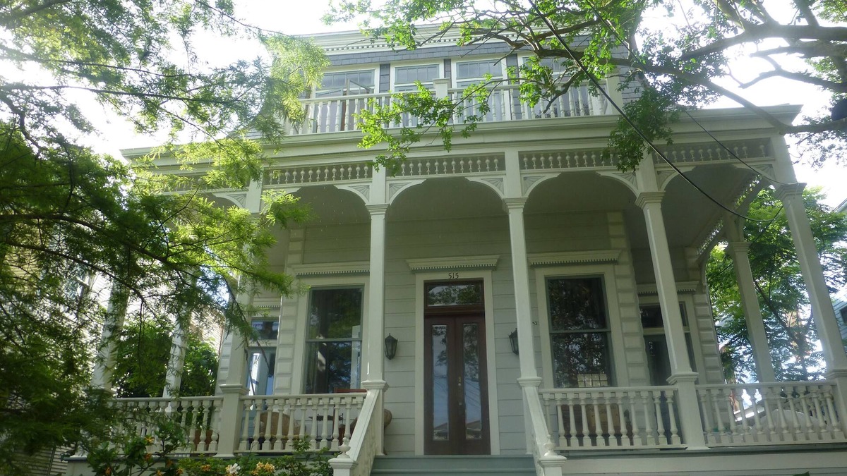 Carrollton Apartment | Private Garden Apartment 1 Block off St. Charles