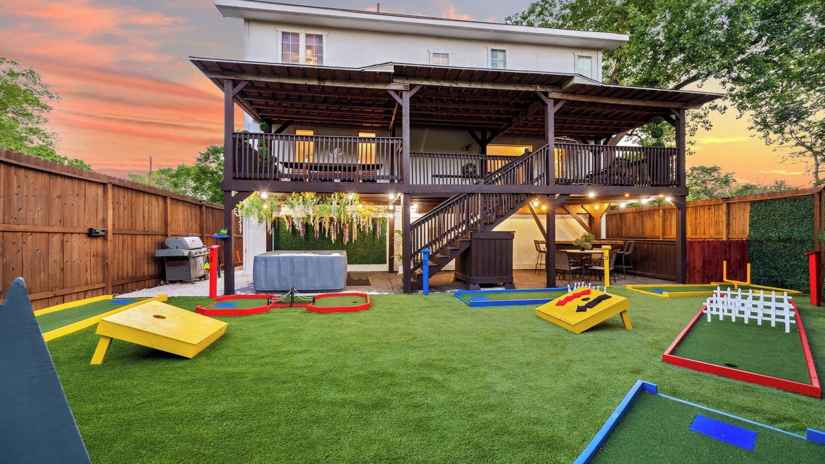 Northside House | Private Gated Estate | Hot tub | Mini Golf | Theatre | Games