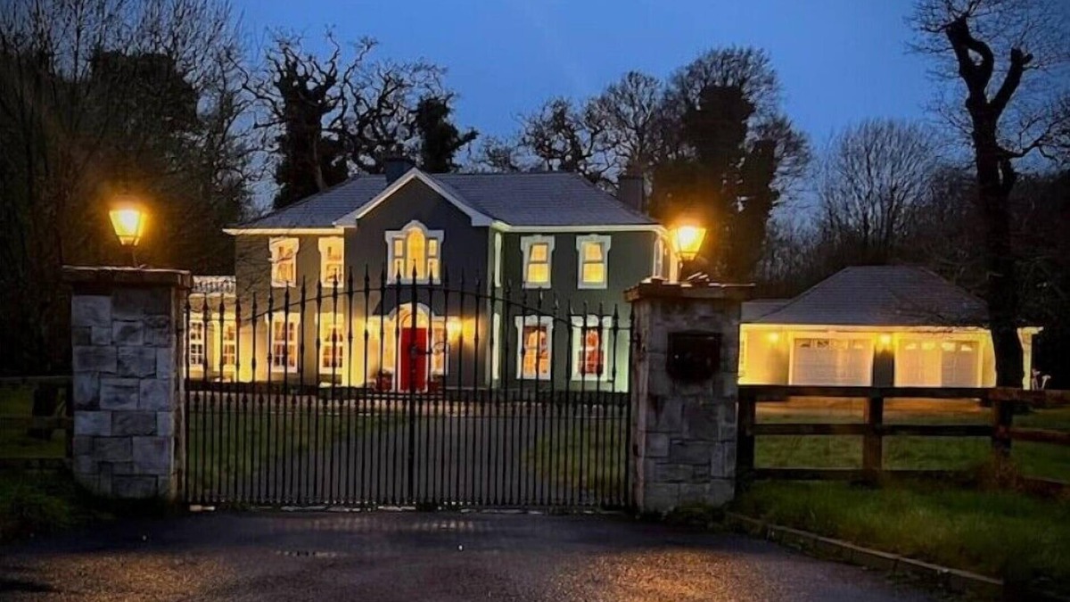 Ennis House | Private Gated Home, 5 bed rms/ensuite, sleeps ten.