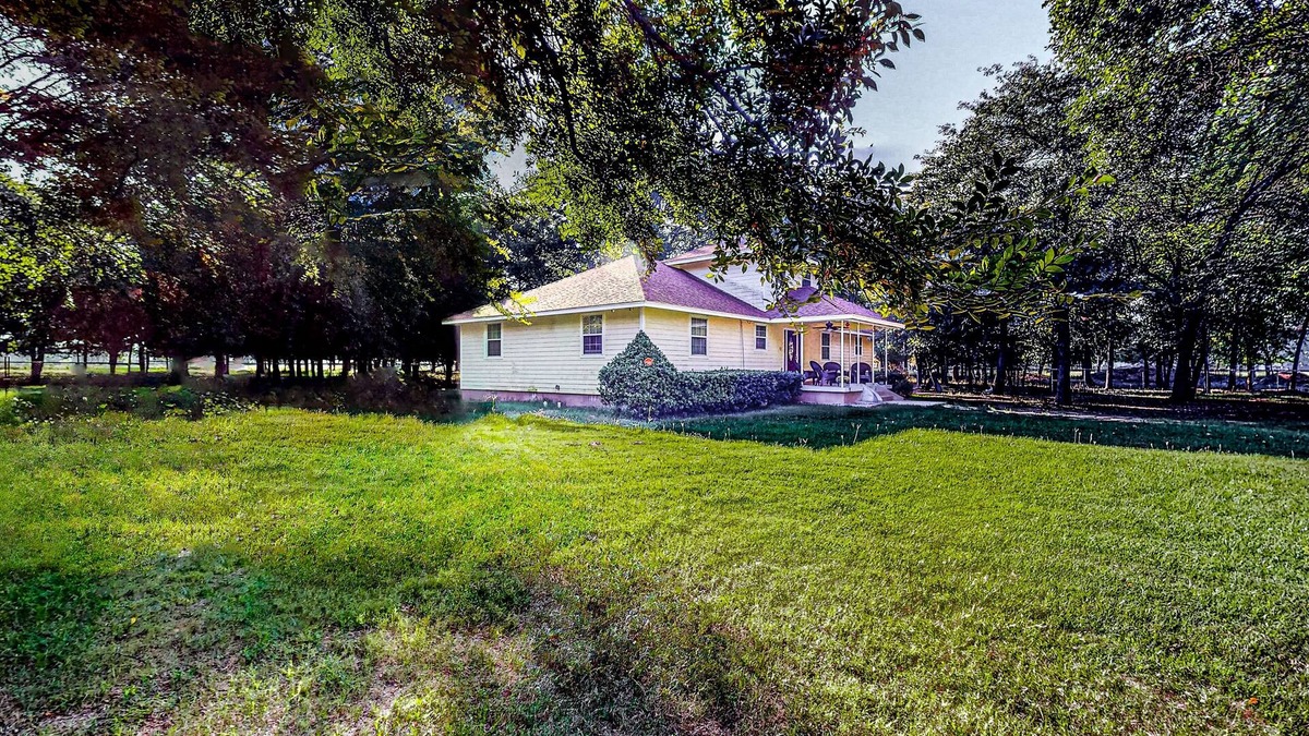 Gordonville House | Private gated home on 5 acres near Lake Texoma with dog-friendly yard & firepit