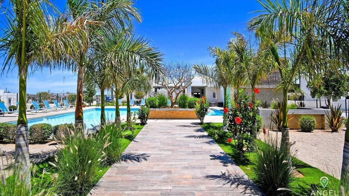 La Paz House | Private Gated Retreat: Pool, BBQ, Near Shops