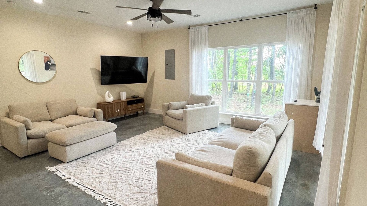 Etta House | Private Getaway on 2.5 Acres Family & Pet Friendly!