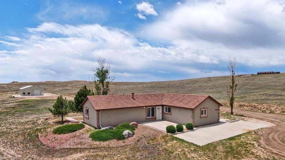 Peyton House | Private getaway on 38 acres of tranquility in Peyton, CO