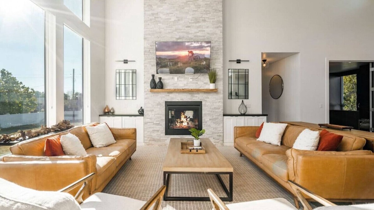 Riverton House | Private Getaway with Theater Room, Hot Tub, Dry Sauna, 7 bedrms, 4 bathrms