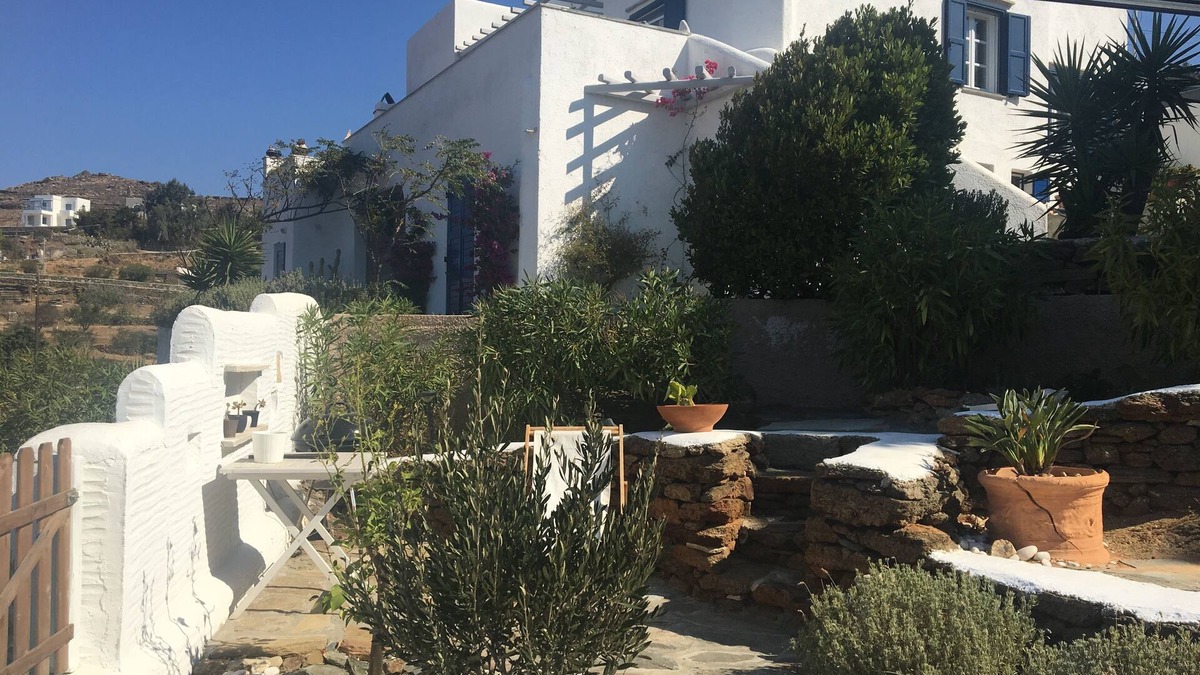 Agios Fokas Villa | Private ground flat for a family with 2 children in a beautiful Cycladic Villa