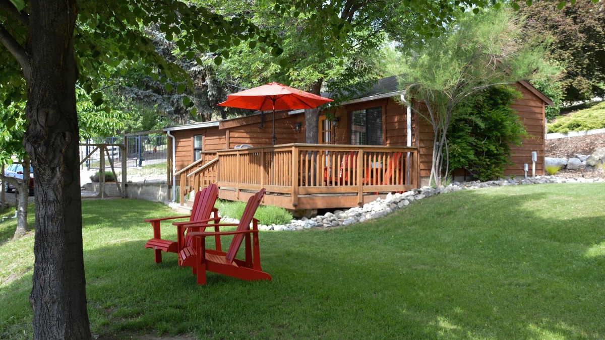 Okanagan-Similkameen House | Private guest house in vineyard at Four Shadows Winery.
